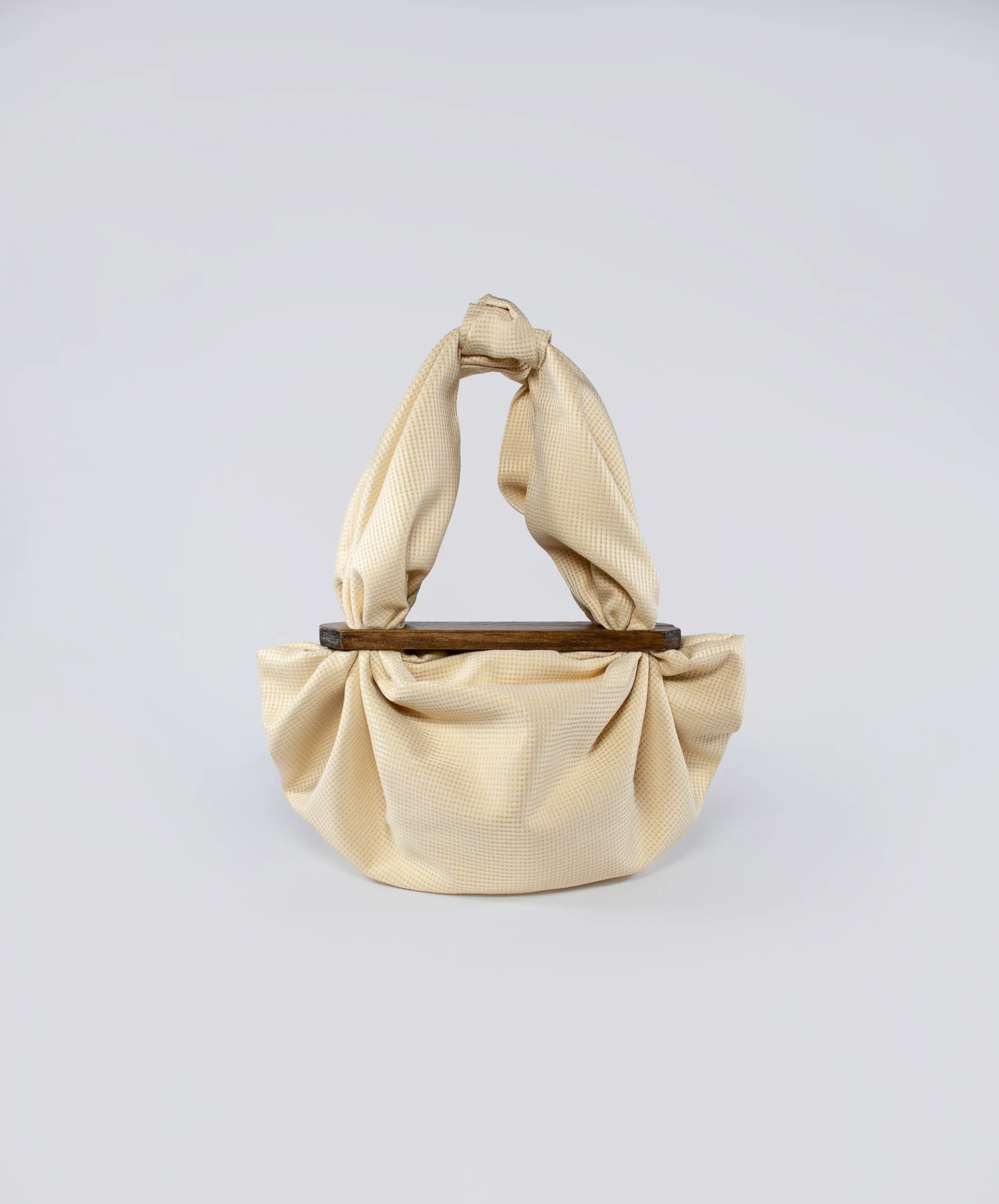 Bolso amarillo de tela vichy con cierre de madera magnético