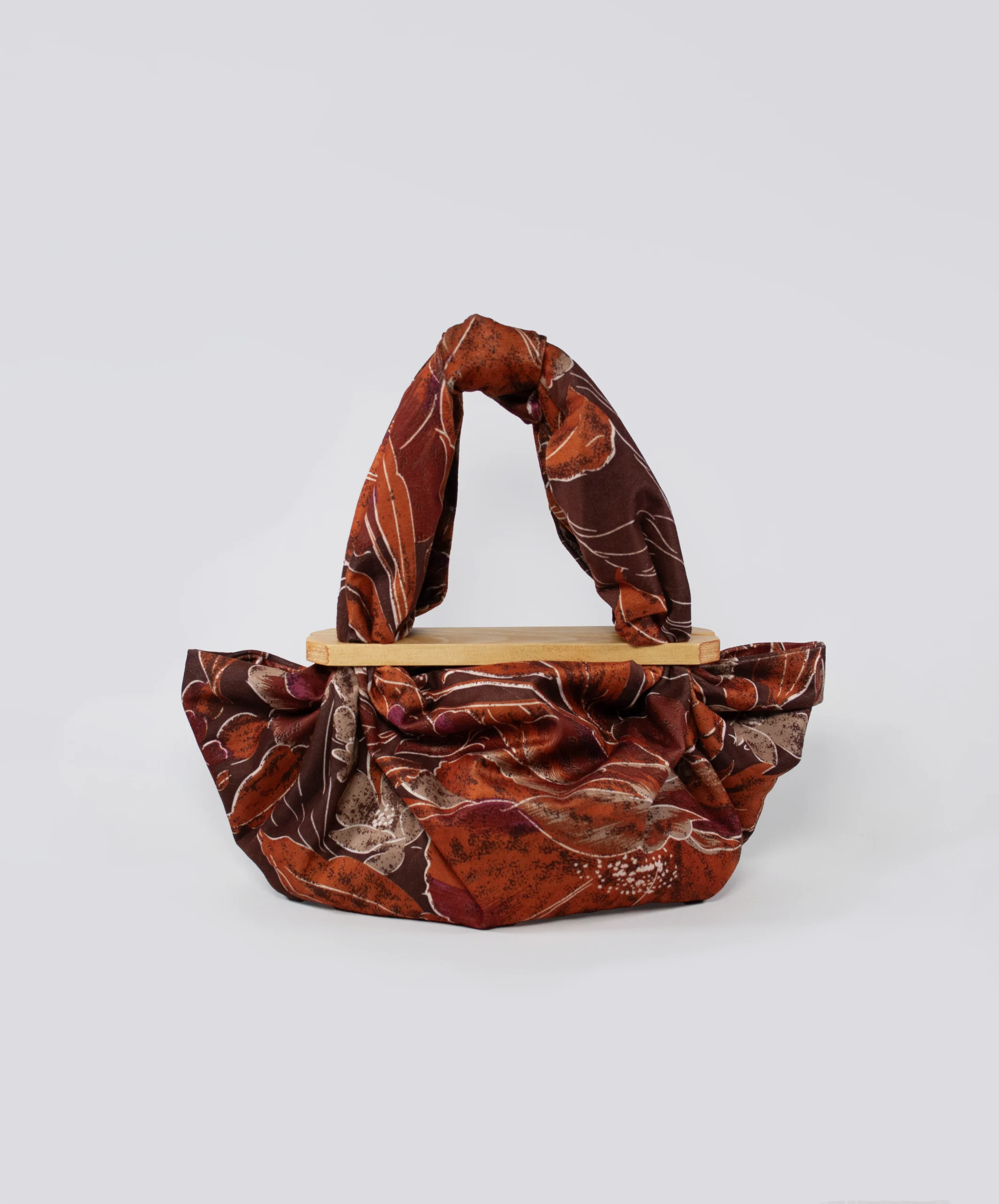 Bolso tipo furoshiki en marrón con asa de madera con cierre magnético