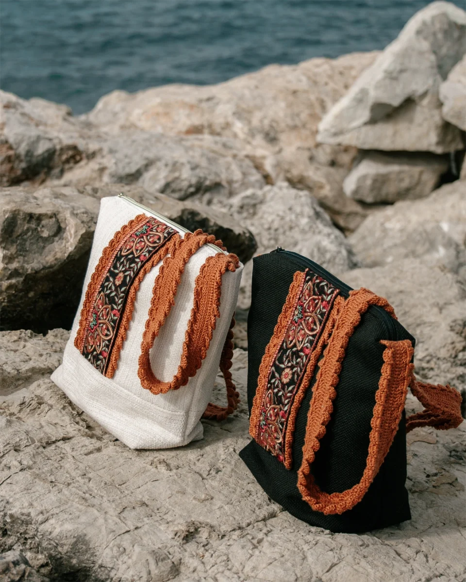 Dos bolsos sobre unas rocas en la costa